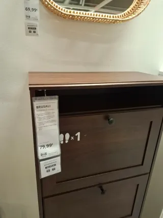 Zapatero de madera marrón