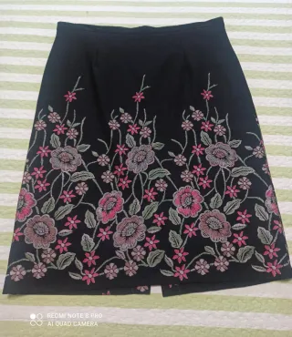 Falda recta bordada flores