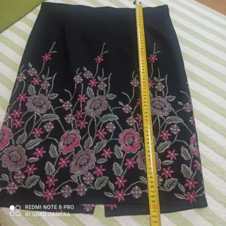 Falda recta bordada flores