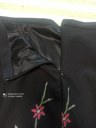 Falda recta bordada flores