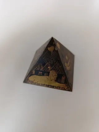 Pirámide Egipcia Metálica Tallada