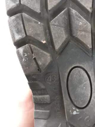 Botas de seguridad negras y naranjas