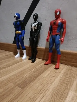 Muñecos Spiderman y Power Ranger