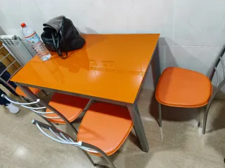 Mesa y 4 sillas cocina naranja