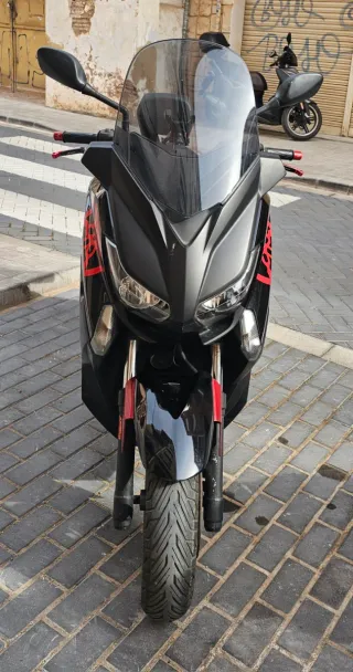Yamaha XMAX 250 Negra y Roja