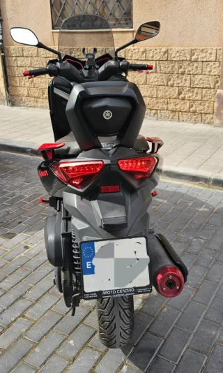 Yamaha XMAX 250 Negra y Roja