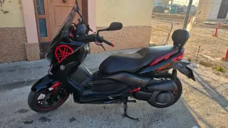 Yamaha XMAX 250 Negra y Roja