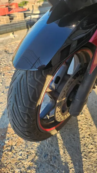 Yamaha XMAX 250 Negra y Roja