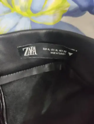 Pantalón efecto cuero ZARA