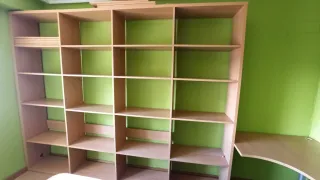 Estantería de madera con baldas