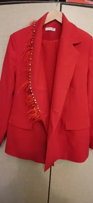 Traje rojo con plumas y pedrería