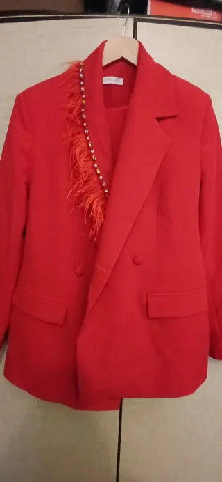 Traje rojo con plumas y pedrería