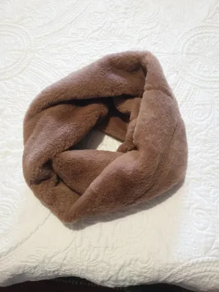 Cuello pelo beige tendencia