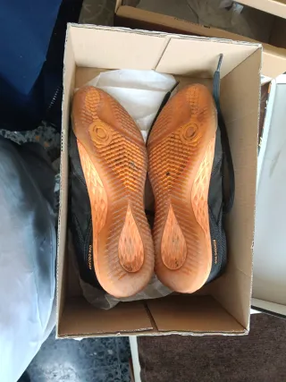 Zapatillas Futsal Negras y Naranjas