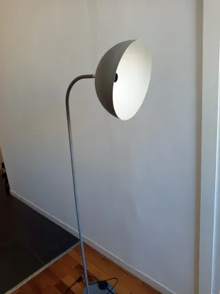 Lámpara de pie gris