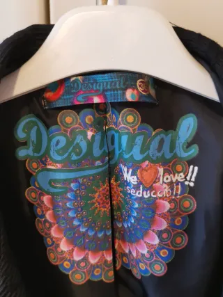Cappotto Desigual nero con decorazioni