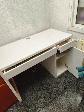 Escritorio blanco con cajones