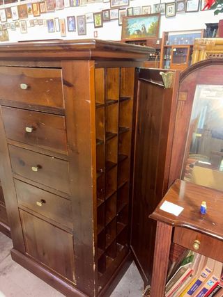 MUEBLE CON COMPARTIMENTOS SECRETOS