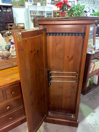 MUEBLE CON COMPARTIMENTOS SECRETOS