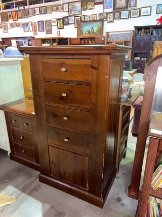 MUEBLE CON COMPARTIMENTOS SECRETOS