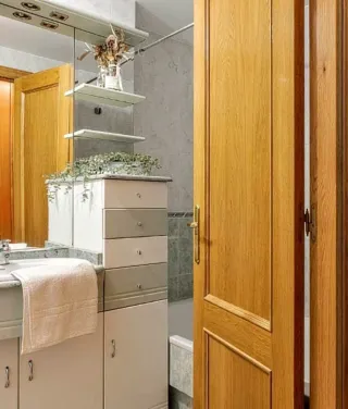 Mueble baño madera mármol con espejo