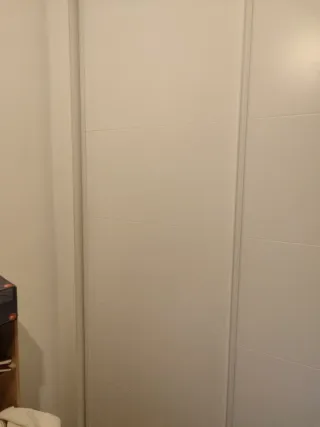 Puerta de armario blanca