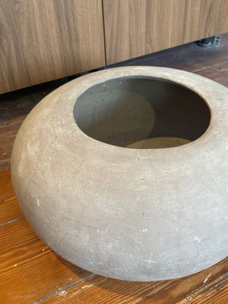 Maceta grande de cemento circular