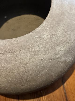 Maceta grande de cemento circular