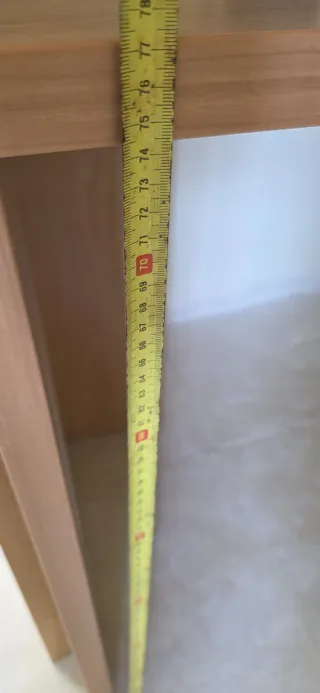 Escritorio de madera con cajones