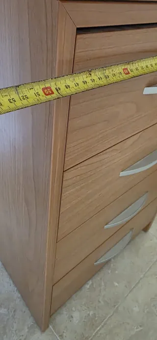 Escritorio de madera con cajones