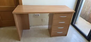 Escritorio de madera con cajones
