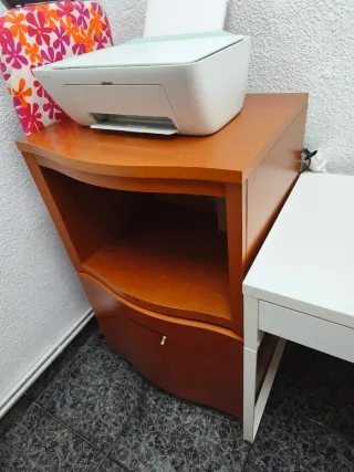 Mueble de madera marrón
