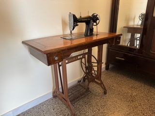 Máquina de cosir SIGMA con mueble
