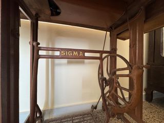 Máquina de cosir SIGMA con mueble