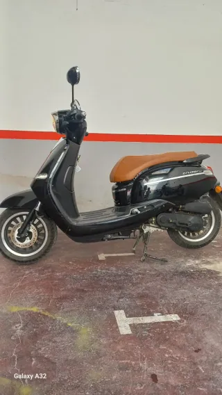KSR CRUCER Moto Scooter Automática Negra y Marrón