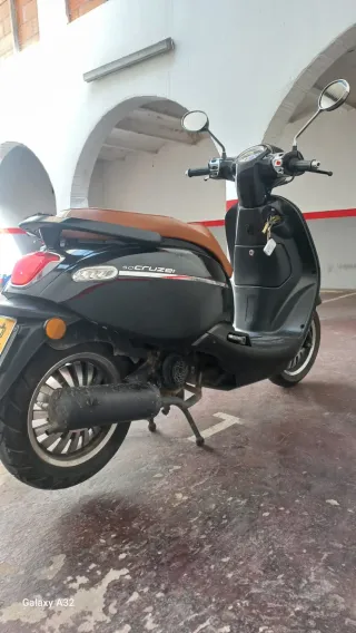 KSR CRUCER Moto Scooter Automática Negra y Marrón