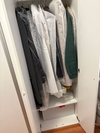 Armario de ropa blanco