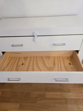 Cómoda blanca con espejo