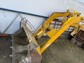 Pala de tractor amarilla