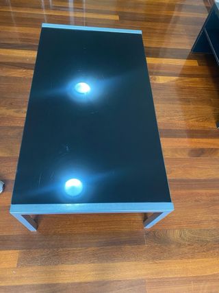 Mesa auxiliar negra y plateada