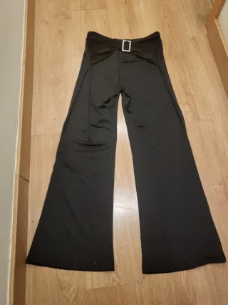 Pantalón acampanado negro con cinturón