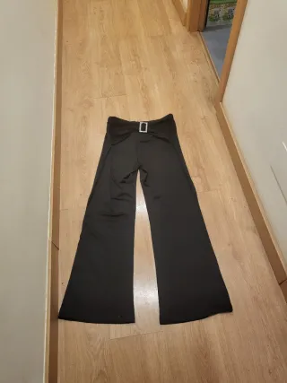 Pantalón acampanado negro con cinturón