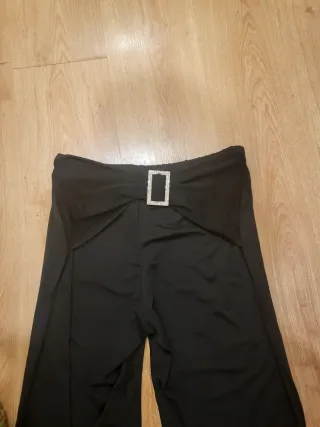Pantalón acampanado negro con cinturón