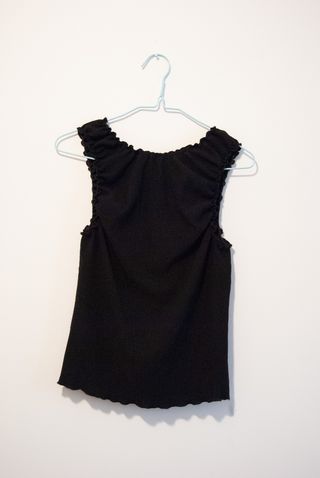 Top negro punto volantes lazo S