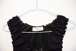 Top negro punto volantes lazo S