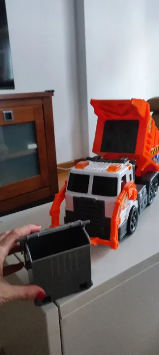 Camión de basura naranja y blanco