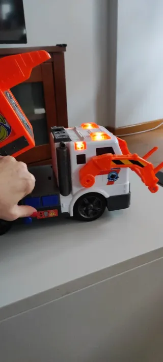 Camión de basura naranja y blanco