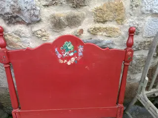 Dos cabeceros de madera maciza pintados