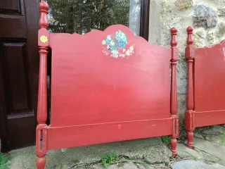 Dos cabeceros de madera maciza pintados