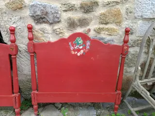 Dos cabeceros de madera maciza pintados